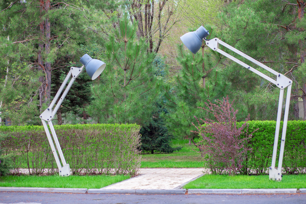 Low-Voltage vs Solar Landscape Lighting: What’s the Difference?